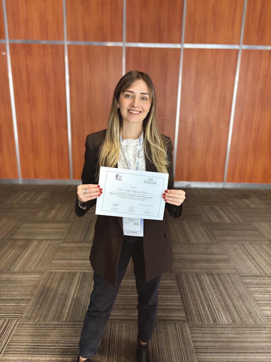 Nadia Bejar con su diploma de la Diplomatura en Psoriasis y Dermatosis Inmunomediadas (UCES)